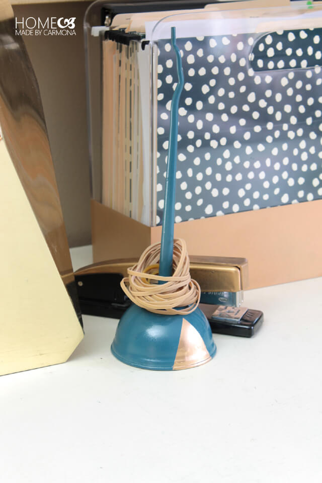 Rubber band outlet stand