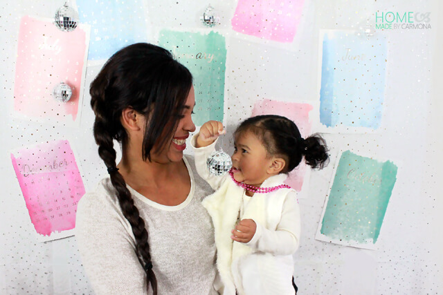 diy-new-year-photo-backdrop-mother-and-daughter