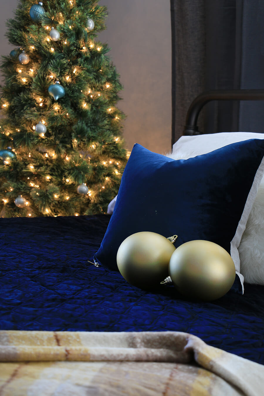 Bed-pillow-christmas-tree-in-background