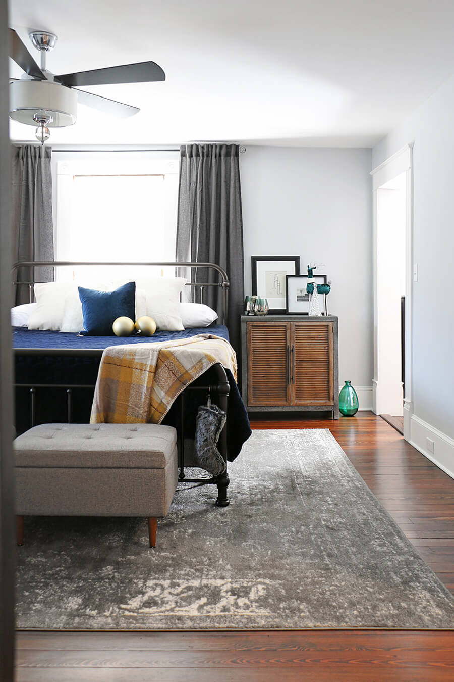 Grey-bedroom-decorating