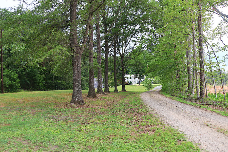 Country-home-with-long-gravel-driveway