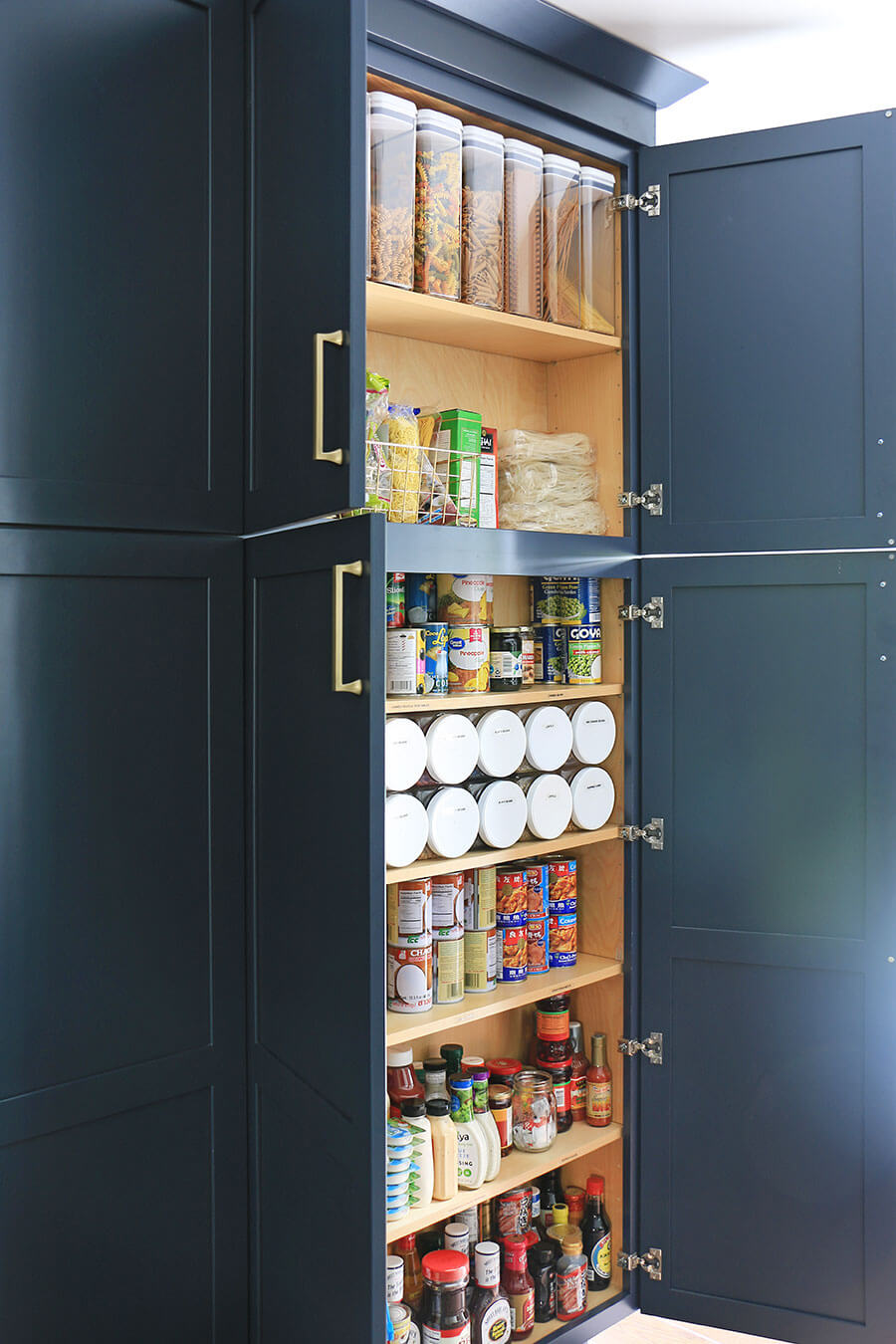 Pantry-with-organized-cans-and-containers