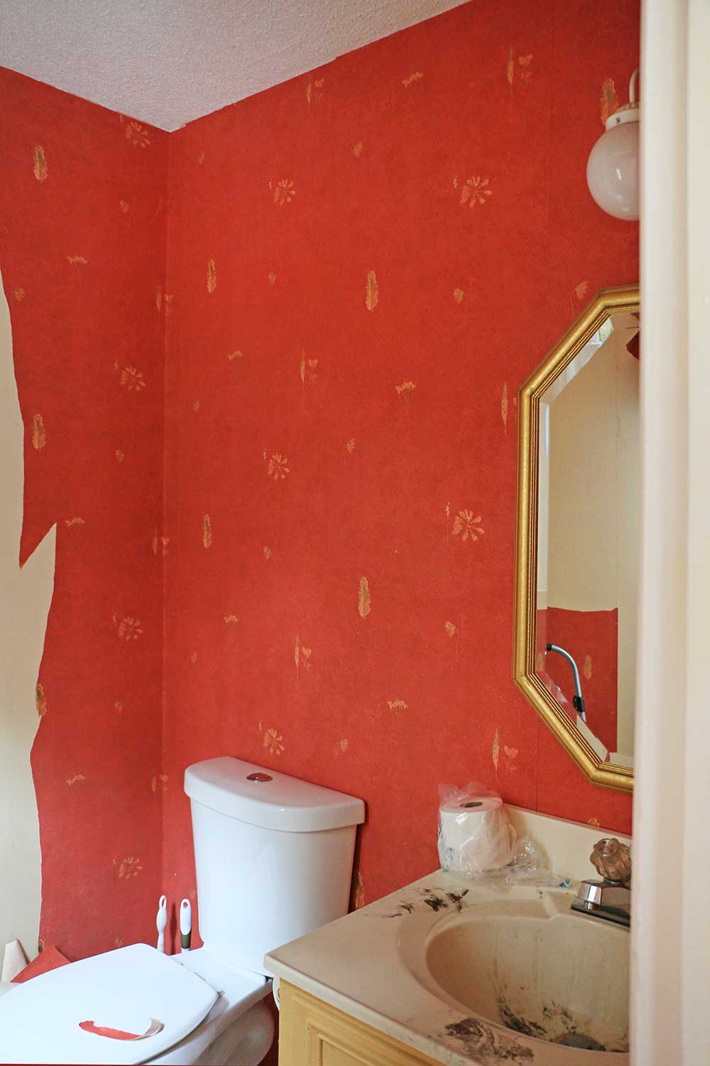 Red-wall-paper-in-a-bathroom