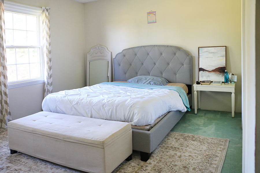 Bedroom-with-grey--tufted-headboard